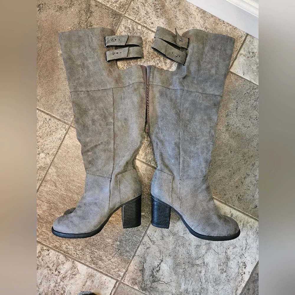 NWT WOMEN'S GREY DISTRESSED DOUBLE STRAP OVER THE KNEE HEELED BOOTS SIZE 8W